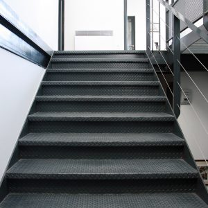 Escalier métallique avec garde-corps à fils vu de face