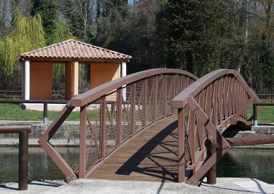 Passerelle cintrée en acier