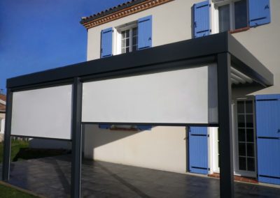 Pergola bioclimatique aluminium avec stores intégrés par Kawneer