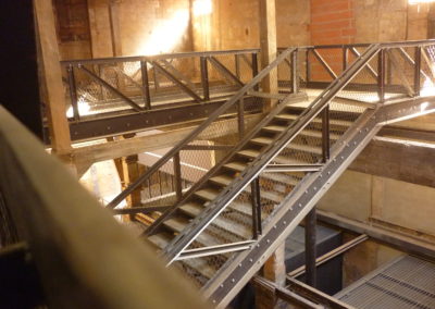 Escalier métallique et passerelles de circulation à filet