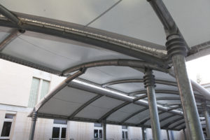 Pergola cintrée et bâchée en acier