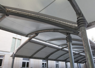 Pergola cintrée en acier galvanisé