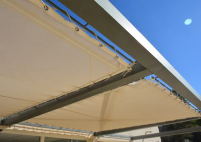 Pergola horizontale acier et toile micro-perforée