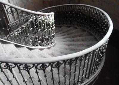 Escalier d'origine avec garde-corps en fonte de l'église de Pertuis