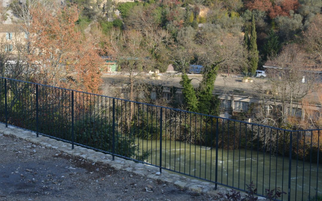Une protection d’acier pour la vue sur la Fontaine de Vaucluse