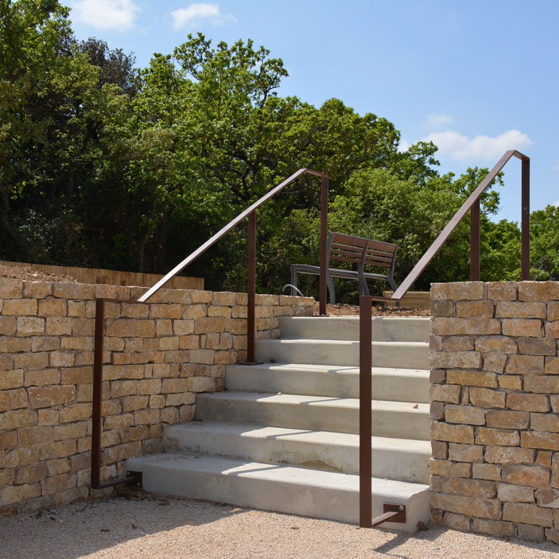 Escalier extérieur en béton avec une rampe en acier minimaliste