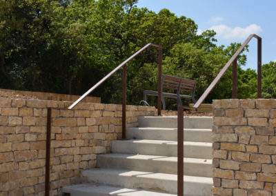 Escalier extérieur en béton avec une rampe en acier minimaliste