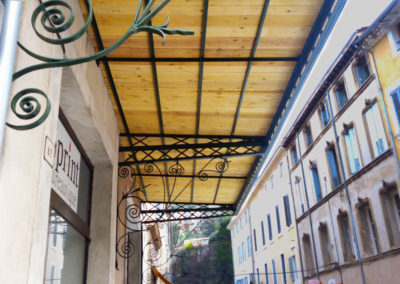 Auvent en fer forgé ouvragé à l'ancienne et couverture bois restauré par MASFER