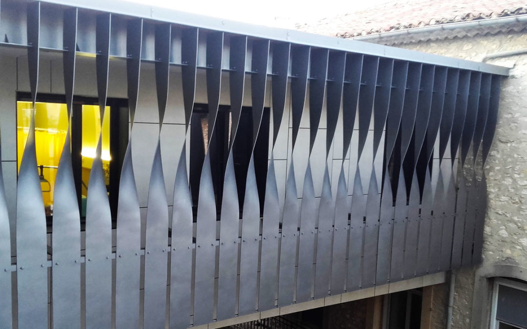 Hélices métalliques brise soleil ou brise vue ? Pour l’hôpital de Vaison la Romaine