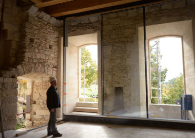 Coulissants grande hauteur Weeeze posés par MASFER au château de Buoux