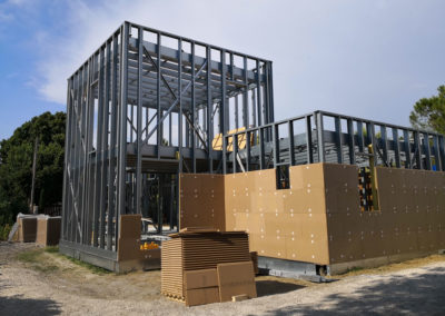 Couverture et isolation d'une maison en stucture légère acier