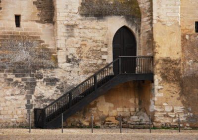 Escalier droit restauré avec garde corps en fer forgé