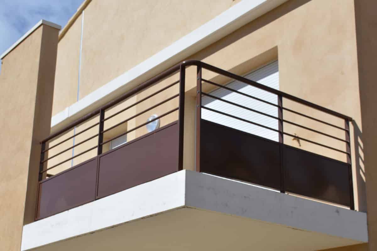Garde-corps de balcon en métal tôlé et barreaudé