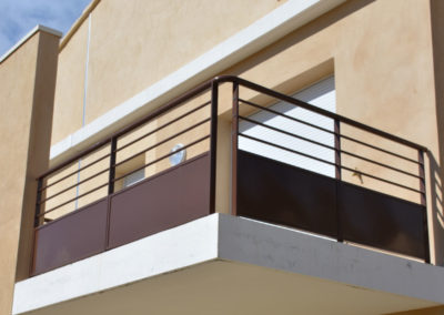 Garde-corps de balcon en métal tôlé et barreaudé