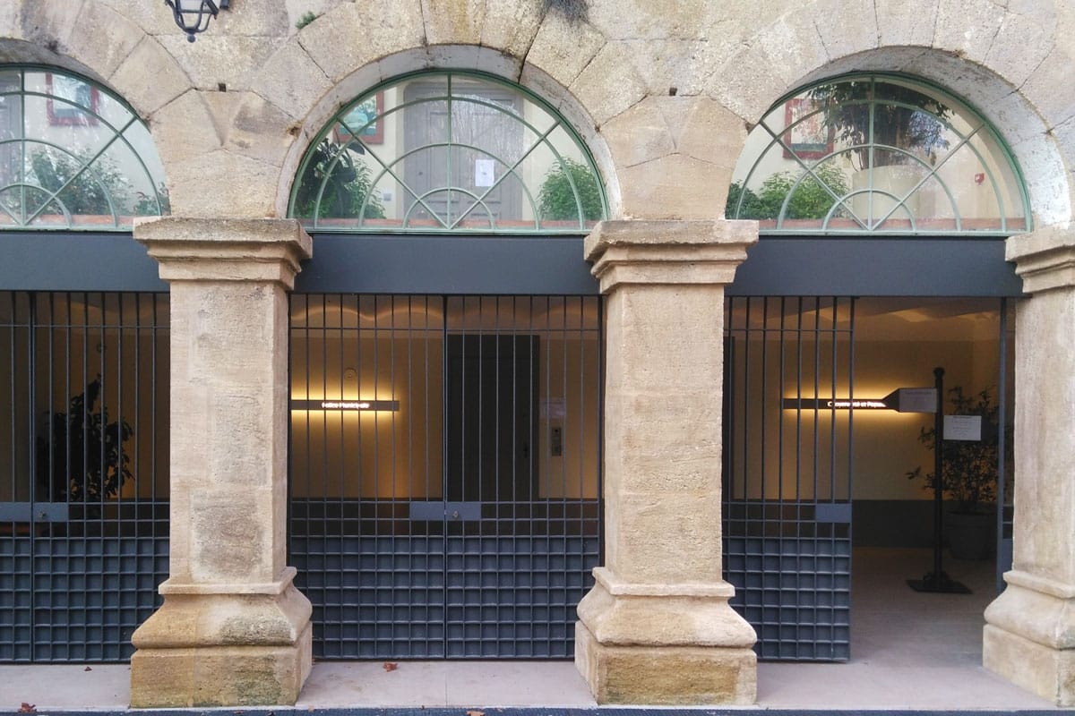 Grilles ouvrantes en acier barreaudées sécurisées