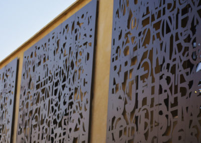 Habillage décoratif en acier de facade au motif de lettres mélangées
