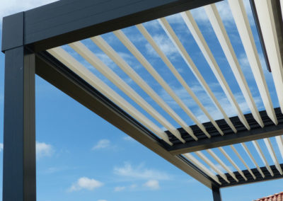 Pergola bioclimatique à lames orientables