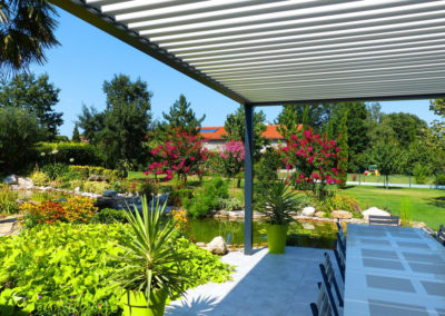 Pergola biclimatique droite autoportée à lames orientables