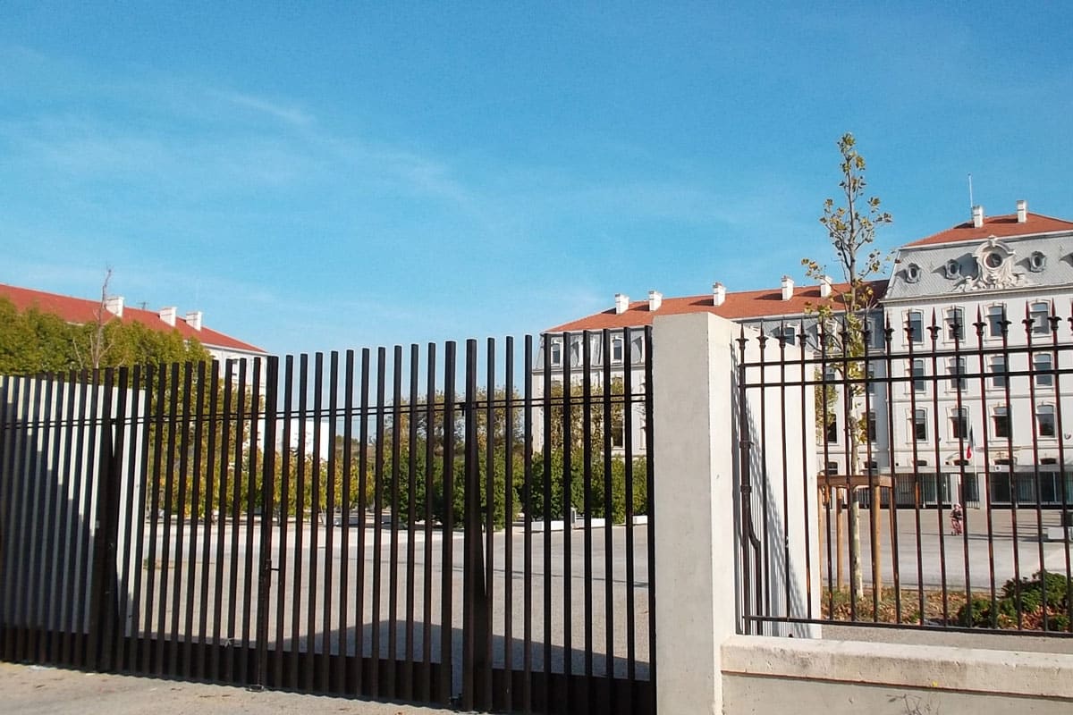 Portail à barreaux fins en acier