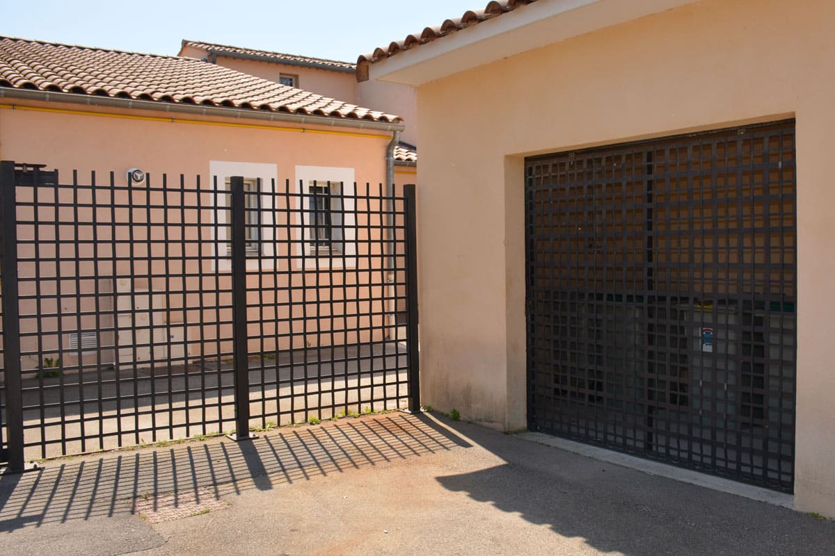 Grille ouvrante et portail coulissant à barreaux entrecroisés