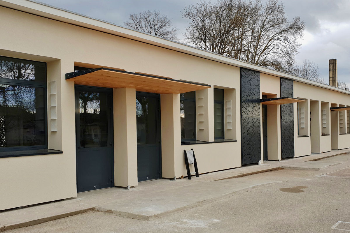 Ecole avec menuiseries acier, auvents acier et bois et habillage métallique décoratif de façade