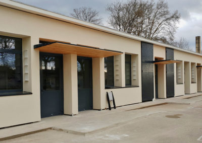 Ecole avec menuiseries acier, auvents acier et bois et habillage métallique décoratif de façade