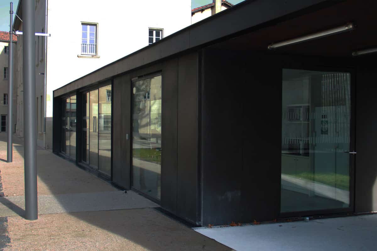 Annexe en acier avec portes et fenêtres vitrées