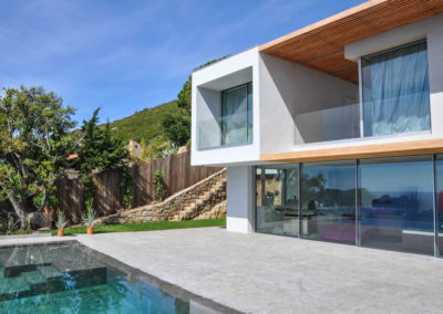 Maison avec fenêtres panoramiques XXL par Weeeze