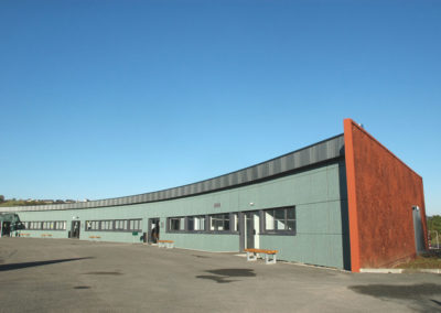 Collège à la structure arrondie en ossature légère acier