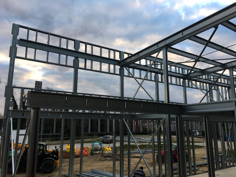 Cloisons grandes dimensions en ossature légère acier en cours de construction